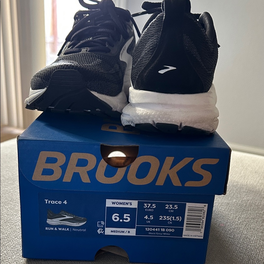 Brooks Trace 4 Women's Black and White Sneakers